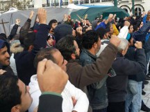 Οι Σύροι πρόσφυγες αρνούνται να μετακινηθούν - Ένταση στο Σύνταγμα [εικόνες]
