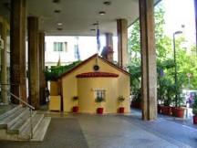 Αγία Δύναμις: Τι κρύβεται κάτω από το εκκλησάκι που βρίσκεται χωμένο στις κολώνες του Υπουργείου Παιδείας