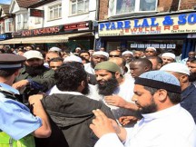Μια Βρετανίδα περιγράφει πως η πόλη της μετατρέπεται σε ισλαμικό προτεκτοράτο – Βίντεο