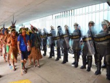 Ιστορική νικη των Γηγενών της Βραζιλίας απέναντι σε διεφθαρμένους πολιτικούς και πολυεθνικές!