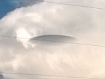 ΦΡΙΚΑΡΑΝ μόλις είδαν το UFO να βγαίνει μέσα από τα σύννεφα! (Βίντεο)