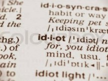 Από πού βγαίνει η λέξη idiot (;) Δεν θα το πιστέψετε!