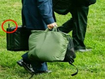 Τι κρύβει η τσάντα έκτακτης ανάγκης που δεν αποχωρίζεται ποτέ ο Μ.Ομπάμα;