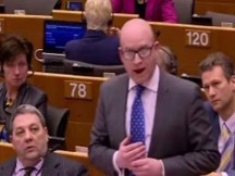 Βρετανός ευρωβουλευτής του UKIP: Ελληνες, είστε το έθνος του Πλάτωνα και του Ομήρου - Αντισταθείτε για όλους μας [Βίντεο]