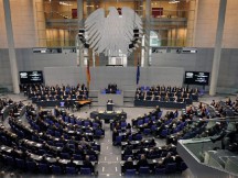 Δείτε τι σήκωσε Γερμανός βουλευτής υπέρ της Ελλάδας στη Γερμανική Βουλή! (φωτό)