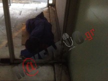 Βρέχει και ένας ακόμα άστεγος κοιμάται σε πολυκατοικία της Σταδίου! ΣΤΕΙΛΤΕ τον Βαρουφάκη αν αδειάσει από τις συνεντεύξεις! 