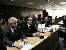 Όλη η συμμορία του Σημιτη στο πλευρό Παπακωνσταντινου! Εξευτελίζει την δίκη ο επίορκος!!!