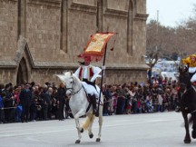ΡΟΔΟΣ: Καβαλάρης πάνω σε άσπρο άλογο κρατούσε το Λάβαρο της επανάστασης του ’21 στην παρέλαση (Βίντεο)