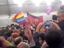 ΞΕΒΡΑΚΩΤΙΚΟ ΒΙΝΤΕΟ: ΓΚΕΪ ΠΑΡΕΑ ΜΕ ΣΥΡΙΖΑΙΟΥΣ ΤΡΑΓΟΥΔΑΝΕ ΤΟΝ ΥΜΝΟ ΤΟΥ ΕΑΜ!!! ΤΟ ΒΡΑΔΥ ΤΗΣ ΝΙΚΗΣ ΤΟΥ ΣΥΡΙΖΑ ΜΕΣΑ ΣΤΟ ΕΚΛΟΓΙΚΟ ΤΟΥΣ ΠΕΡΙΠΤΕΡΟ!!!