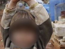 ΣΥΓΚΛΟΝΙΣΤΙΚΗ ΦΩΤΟΓΡΑΦΙΑ! Ένα κοριτσάκι ζει τον απόλυτο τρόμο του πολέμου! Βλέπει την κάμερα και ΠΑΡΑΔΙΝΕΤΑΙ γιατί την "πέρασε" για όπλο!