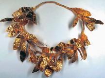 ΣΟΚ στην Αμφίπολη: Θησαυροί ...χαμένοι στην αποθήκη. Χρυσό στεφάνι ελιάς, που εκτίθεται στις προθήκες του Αρχαιολογικού Μουσείου Θεσσαλονίκης προέρχεται από τάφο της Αμφίπολης