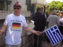 Γερμανός στέκεται έξω από τη Βουλή και ζητά από τους Έλληνες να μην τον... σκοτώσουν!!!