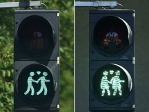 Αυτή είναι η κοινωνία που θέλουνε!!! Φανάρια ...ομοφυλόφιλων στους δρόμους της Βιέννης για τη Eurovision (εικόνες)