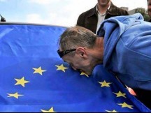 Τραγική εικόνα... Νεο Γραικύλος προσκυνά την σημαία της νέο ταξικής ΕΕ... Καμία ελπίδα...