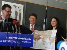 Ο Φούχτελ παρουσίασε χάρτη στην Κεφαλογιάννη με τα Σκόπια ως «Μακεδονία»!