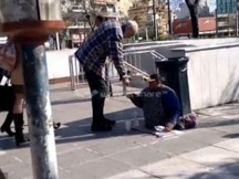 Απίστευτο βίντεο! Ανάπηρος αλλοδαπός ζητιάνος έβγαλε πόδια και περπάτησε!