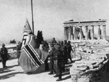 Ακρόπολη 30 Μαΐου 1941 - Δύο φοιτητές αποκαθηλώνουν τη γερμανική σημαία