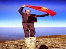 ΥΠΑΡΧΕΙ ΕΛΛΗΝΙΚΟ ΥΠΕΞ; ΥΠΑΡΧΕΙ ΚΥΒΕΡΝΗΣΗ; Την αλυτρωτική σημαία της "Μακεδονίας" σήκωσε στον Όλυμπο ο αντιπρόεδρος της Βουλής των Σκοπίων