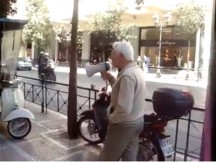 Συγκλονιστικό βίντεο: Απίστευτος παππούς τα χώνει στα κομματόσκυλα στο κέντρο της Αθήνας!!! Και οι νεοΈλληνες περνάνε δίπλα του και τον αγνοούν...