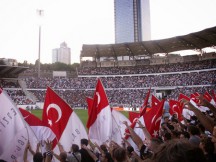 Οι Τούρκοι σιγοντάρουν τους Αλβανούς σε αθλητικό αγώνα στη Σερβία. Στις 23 Οκτωβρίου υψώνουμε ξανά την αλβανική σημαία στο Βελιγράδι