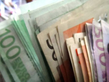 «Ευθανασία» για το νόμισμα προτείνουν οικονομολόγοι