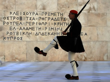 Τι και αν έπεσε ο Τσολιάς στο Σύνταγμα; Έλληνας είναι, ξέρει να σηκωθεί και να συνεχίσει!