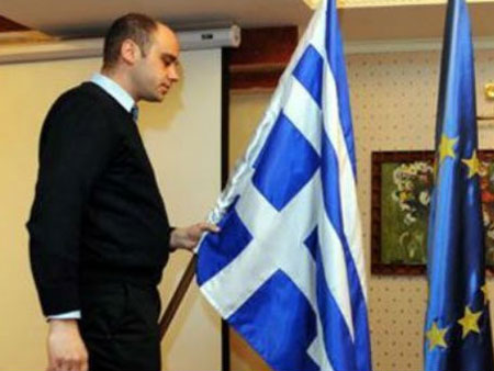 Μέχρι και φωτογραφία με την Ελληνική σημαία ανάποδα είχε η Σκοπιανή εφημερίδα στην συνέντευξη της Γαϊτάνη