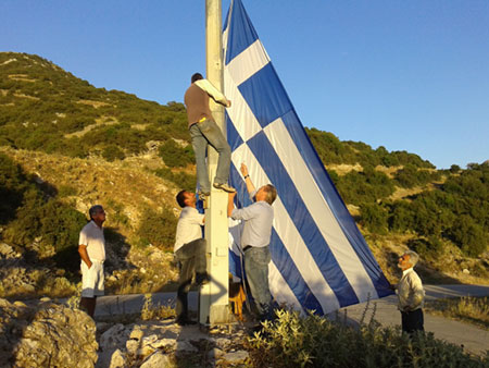 Τέτοια να βλέπουν οι Αλβανοί: 19 τετραγωνικά Ελληνική σημαία σε χωριό της Μουργκάνας!!!