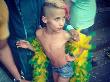 Τραγικό βίντεο: Αγοράκι 10 ετών σε Gay parade!!! Που το πάτε ρε ΞΕΦΤΙΛΕΣ;;;
