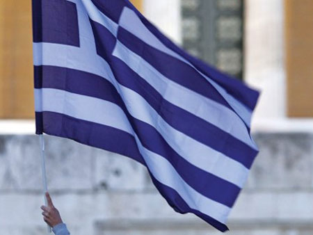 ΕΙΚΟΝΑ ΝΤΡΟΠΗΣ: Κουρελιασμένη κυματίζει η Ελληνική σημαία στον κυματοθραύστη της Πάτρας... ΔΕΙΤΕ ΤΗΝ ΦΩΤΟΓΡΑΦΙΑ