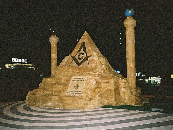 masoniki-pyramida.jpg