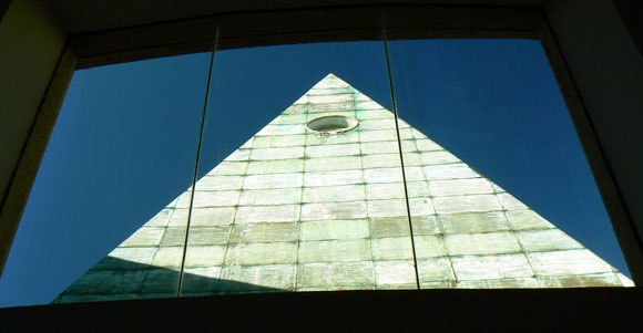 dikastirio-israil-masoniki-piramida.jpg