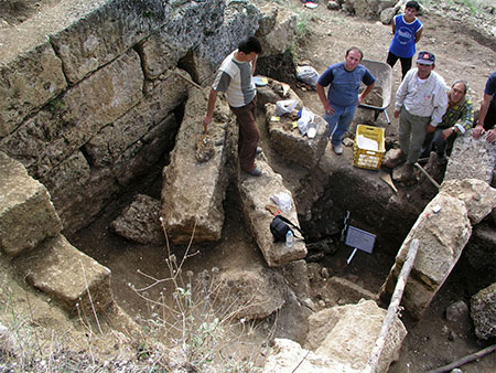 Aλβανός αρχαιολόγος παραδέχεται την ελληνικότητα της Αλβανίας!