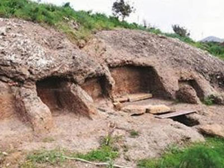 Αρχαίοι τάφοι σκεπάζονται με άσφαλτο στην Αλικαρνασσό