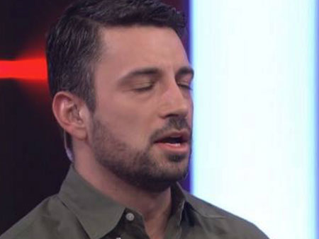 Eλληνοαμερικανός παρουσιαστής τραγουδά υπερήφανος τον εθνικό ύμνο σε εκπομπή του ΝΒΑ (Βίντεο)