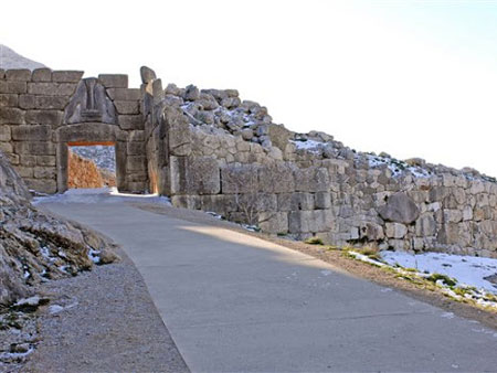 Πώς έπεσαν τα Κυκλώπεια Τείχη