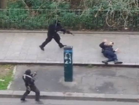 Σοκαριστικό βίντεο από Παρίσι: Δολοφονούν εν ψυχρώ με σφαίρα στο κεφάλι Γάλλο τραυματισμένο αστυνομικό