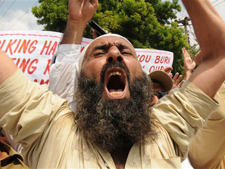 Νέα θηριωδία στο Πακιστάν. Πλήθος λίντσαρε χριστιανό και τον έκαψε ζωντανό...