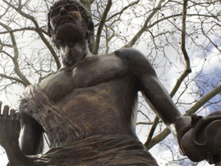 Τεράστιο άγαλμα του Σοφοκλή σε πάρκο της Νέας Υόρκης