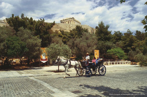 enas_pezodromos_odigei_sta_mustika_tis_arxaias_a8inas-2 enas_pezodromos_odigei_sta_mustika_tis_arxaias_a8inas-2.jpg