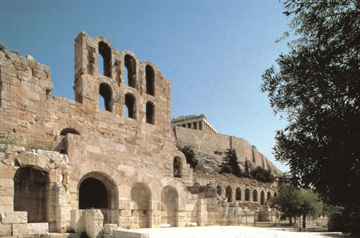 enas_pezodromos_odigei_sta_mustika_tis_arxaias_a8inas-4 enas_pezodromos_odigei_sta_mustika_tis_arxaias_a8inas-4.jpg