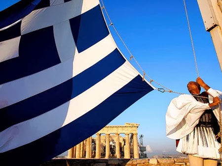 Το έθιμο τιμής της ελληνικής σημαίας – Γιατί βάζουμε την γαλανόλευκη στα μπαλκόνια των σπιτιών