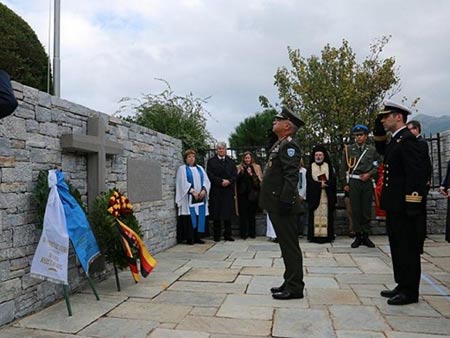 Κατέθεσε στεφάνι στο γερμανικό νεκροταφείο ο Α/ΓΕΕΘΑ και δέχεται πυρά!