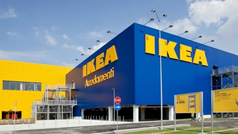 h-friki-pou-krubetai-piso-apo-to-ikea