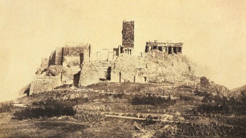 o-xamenos-purgos-tis-akropolis-eixe-upsos-26-metra-kai-katopteue-oli-tin-athina-mexri-ti-thalassa-foto